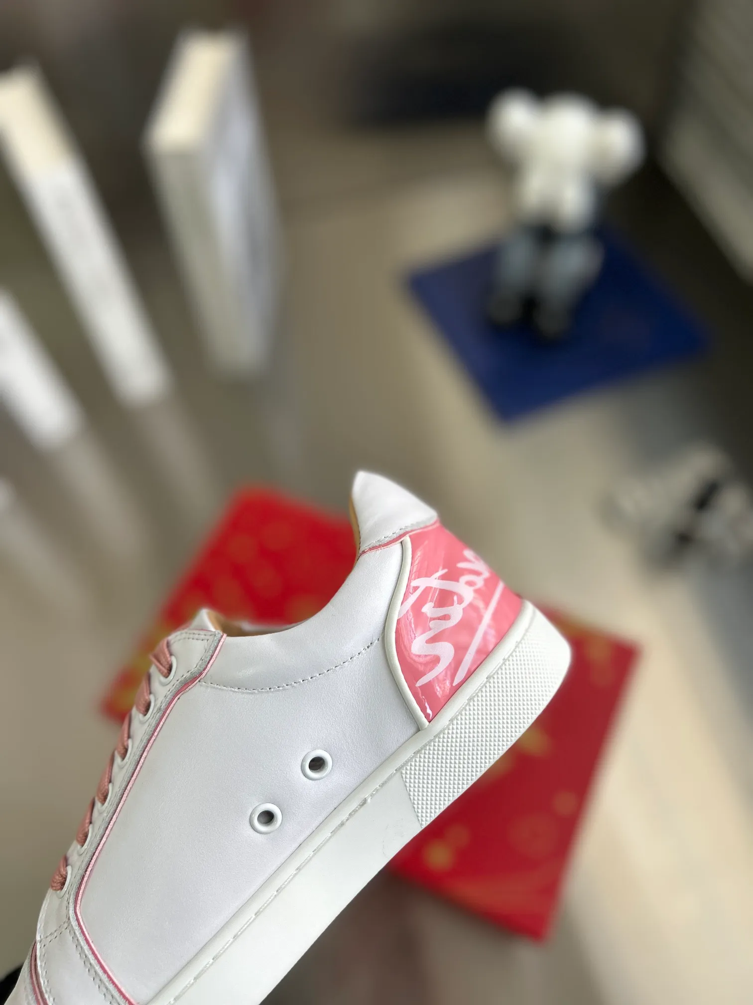 👟👟Ex-factory price 680👟👟 ╔Low-top back printed pink and white model╗ ·Top version customization·²⁰²²𝐬𝐬 𝑪𝒉𝒓𝒊𝒔𝒕𝒊𝒂𝒏 𝑳𝒐𝒖𝒃𝒐𝒖𝒕𝒊𝒏 ▪️No matter the last shape, fabric, diamonds, nails, lining, outsole, they are as close as possible to ZP... ▪️The original sole is specially provided by the original factory ▪️The lining is imported water-dyed cowhide ▪️Private customization time is about 3-7 days —————— Size: Women's 35M-41M Men's 38M-47M, half size can be customized